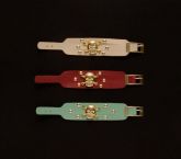 Pulseira Couro c/ Tachas e Pingentes Caveiras