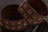 Pulseira Couro Marom c/ Tachas Douradas