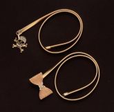 Cinto Metal Dourado c/ Elástico Pingente Laço ou Caveira