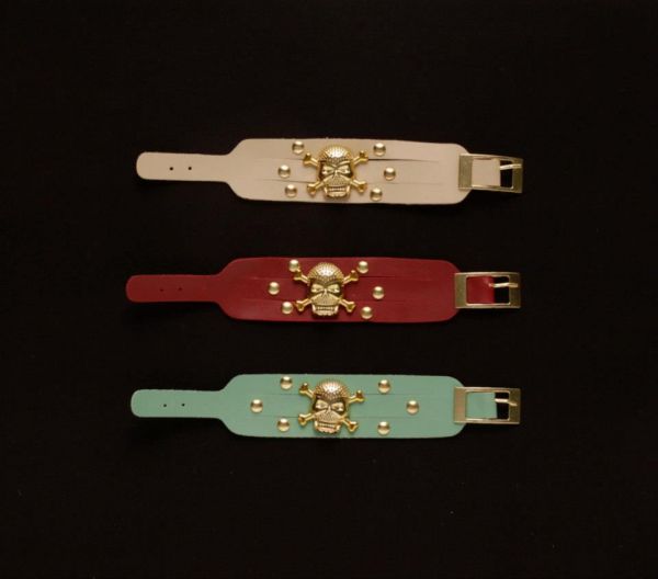 Pulseira Couro c/ Tachas e Pingentes Caveiras